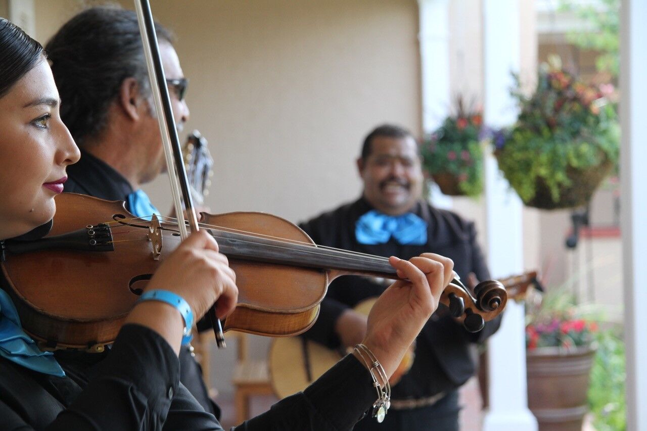 mariachis at governor's mansion
